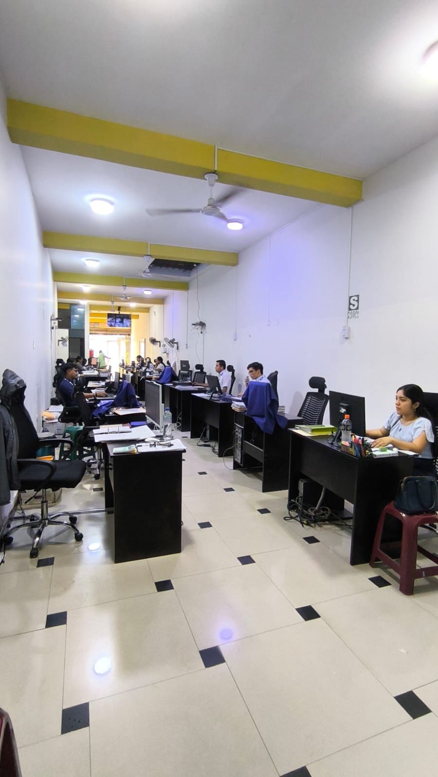 Oficina del Estudio Contable ACE en Moyobamba con su equipo trabajando